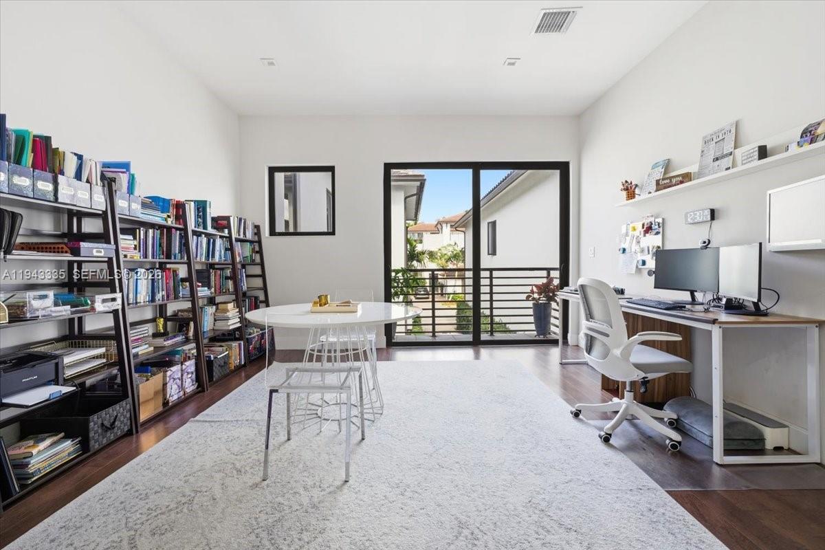 8156 NW 48th Ter Doral, FL 33166