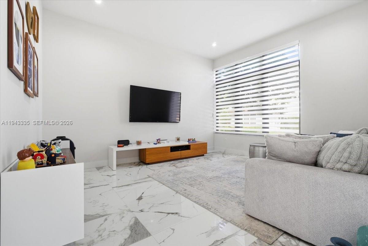 8156 NW 48th Ter Doral, FL 33166