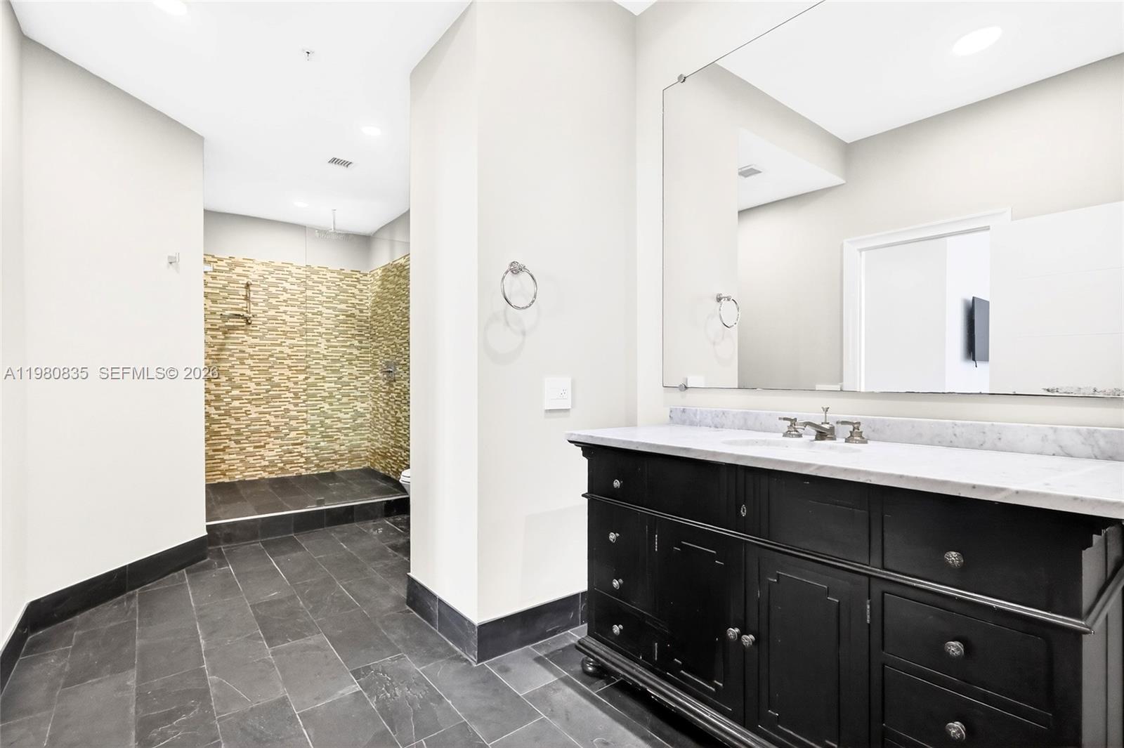 701 Brickell Key Blvd #LPH-06 / (2606) Miami, FL 33131