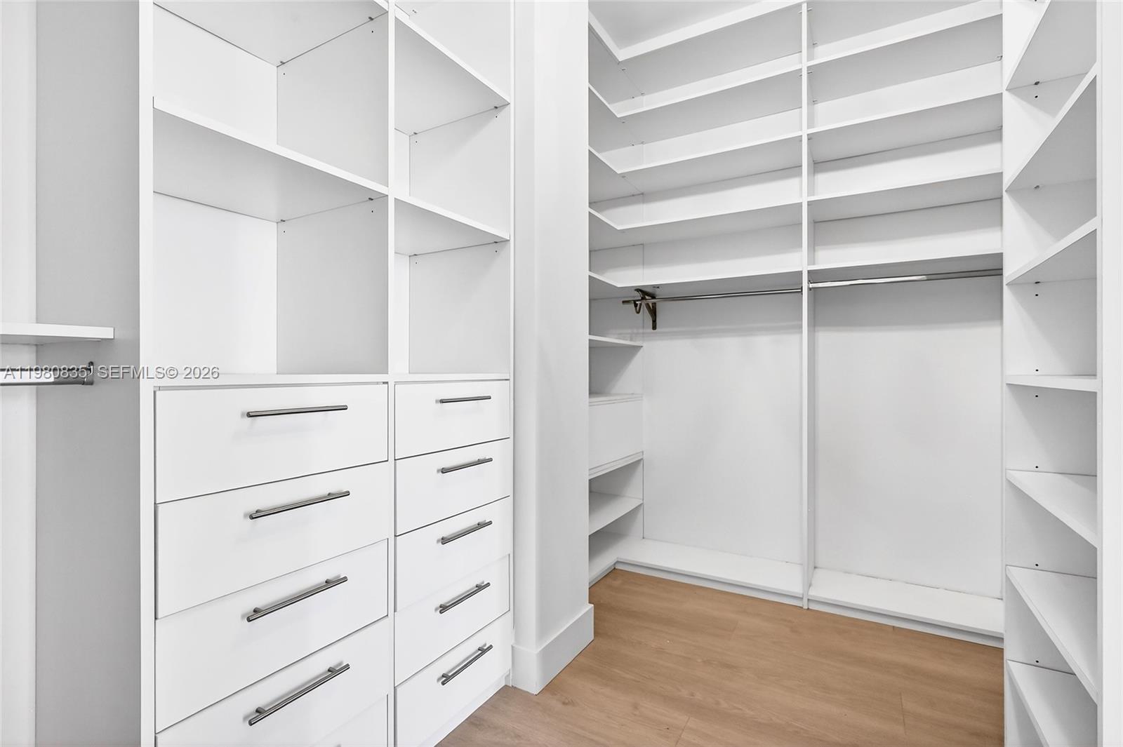 701 Brickell Key Blvd #LPH-06 / (2606) Miami, FL 33131