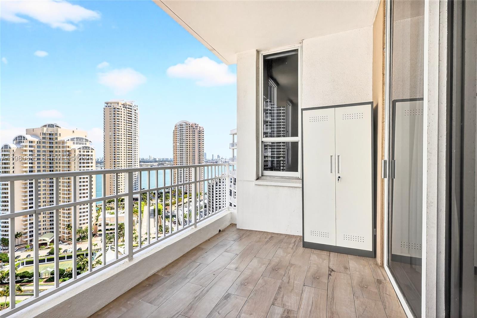 701 Brickell Key Blvd #LPH-06 / (2606) Miami, FL 33131
