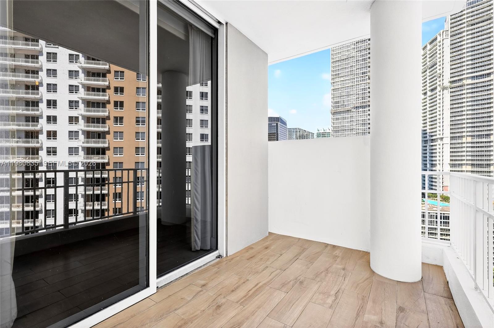 701 Brickell Key Blvd #LPH-06 / (2606) Miami, FL 33131