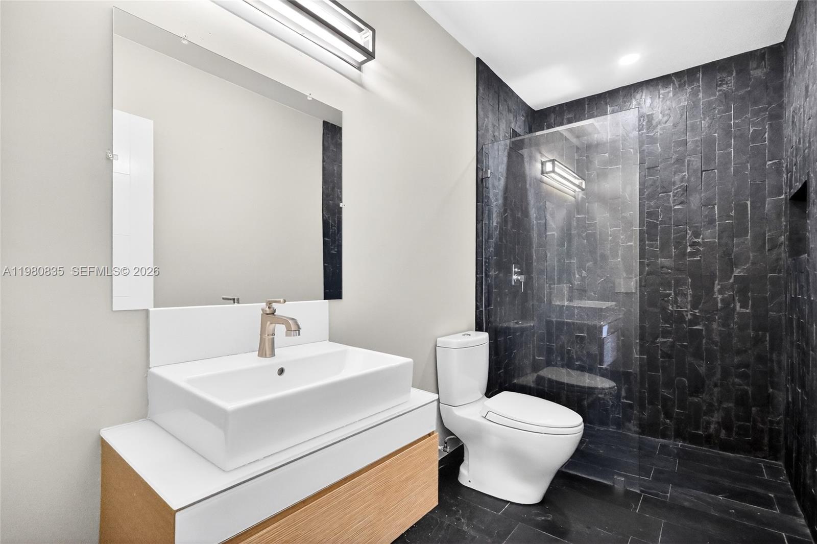 701 Brickell Key Blvd #LPH-06 / (2606) Miami, FL 33131