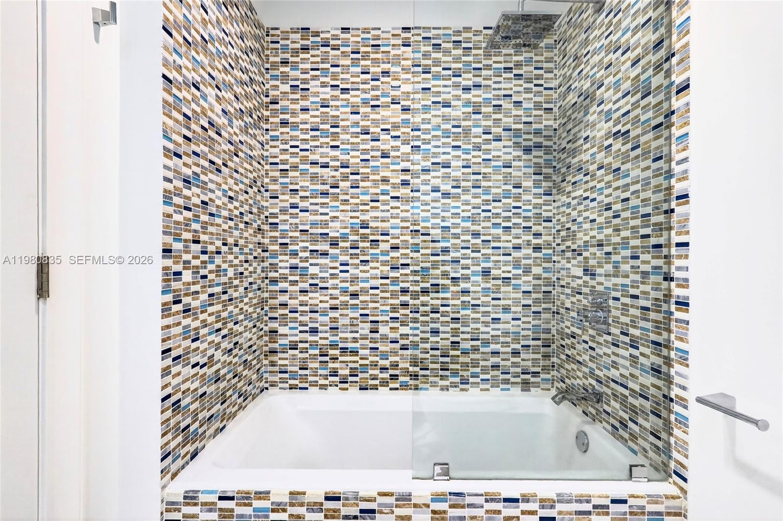 701 Brickell Key Blvd #LPH-06 / (2606) Miami, FL 33131