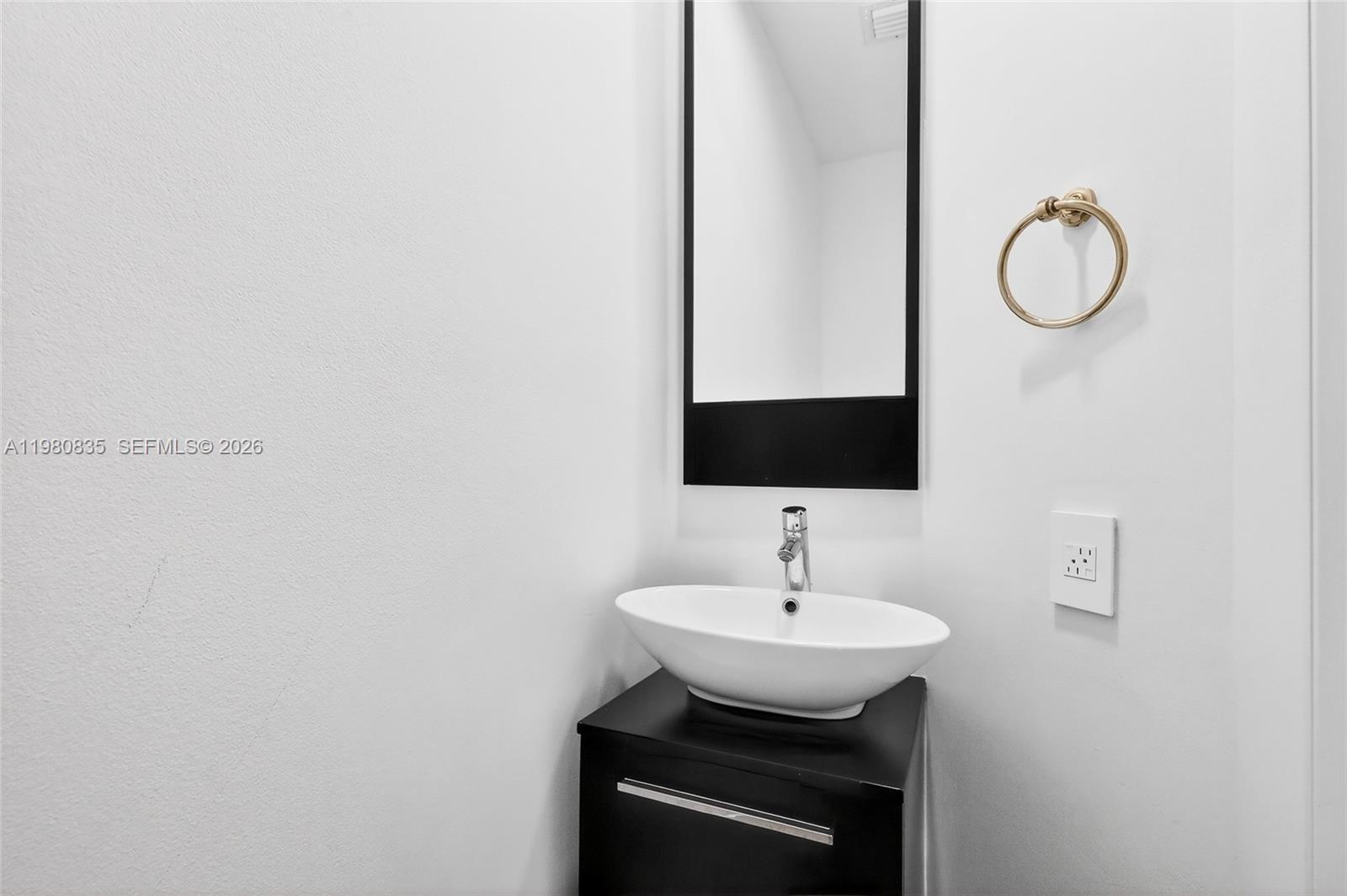 701 Brickell Key Blvd #LPH-06 / (2606) Miami, FL 33131