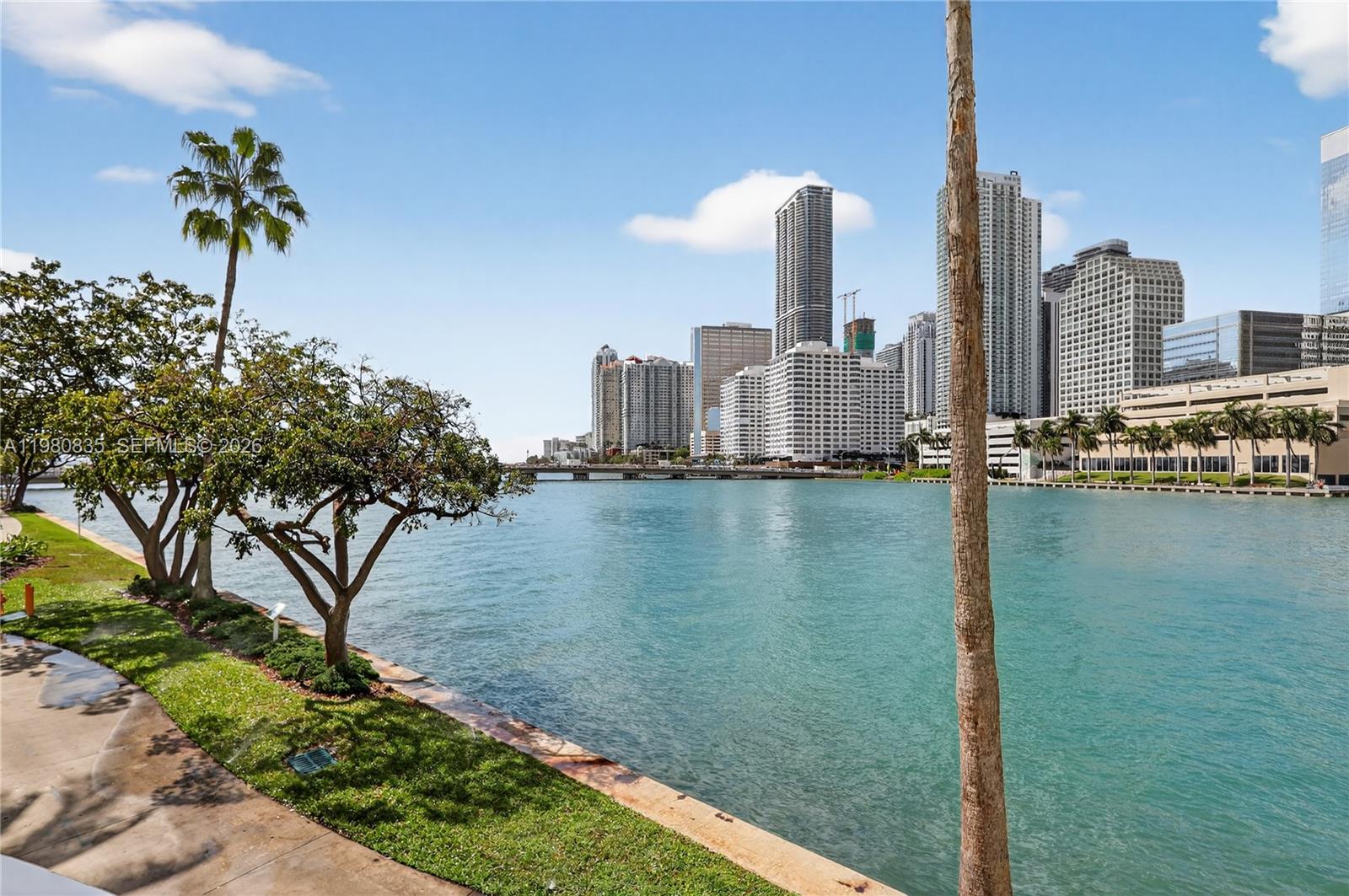 701 Brickell Key Blvd #LPH-06 / (2606) Miami, FL 33131