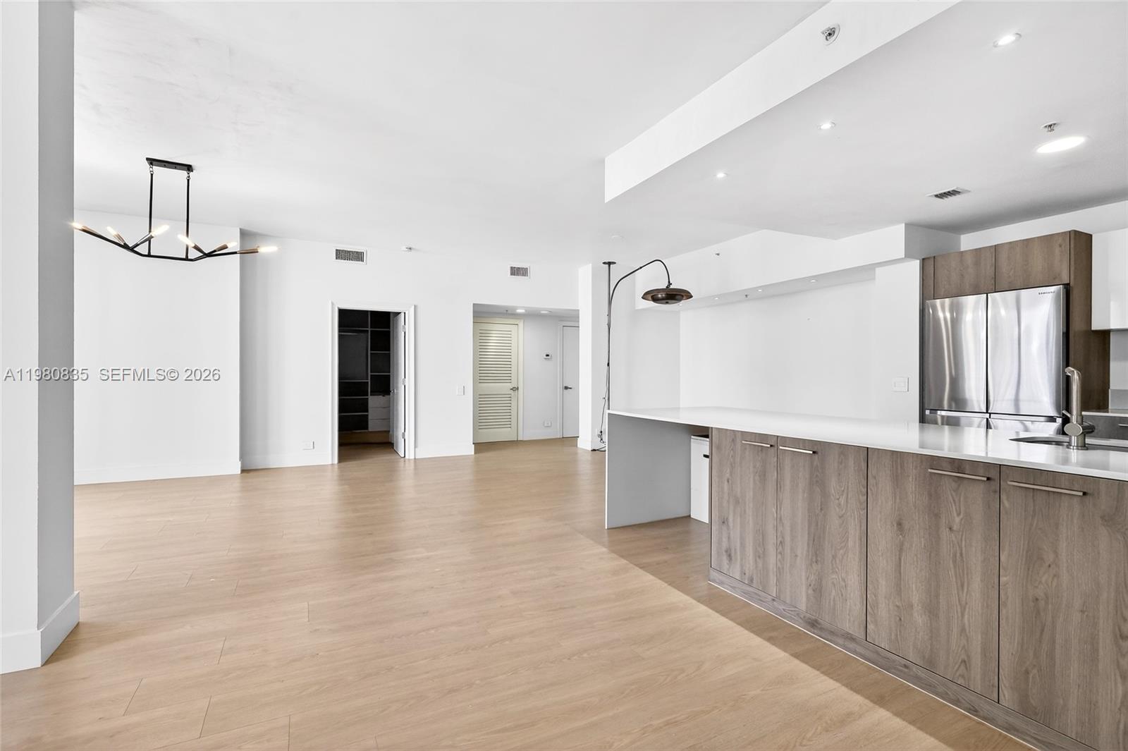 701 Brickell Key Blvd #LPH-06 / (2606) Miami, FL 33131