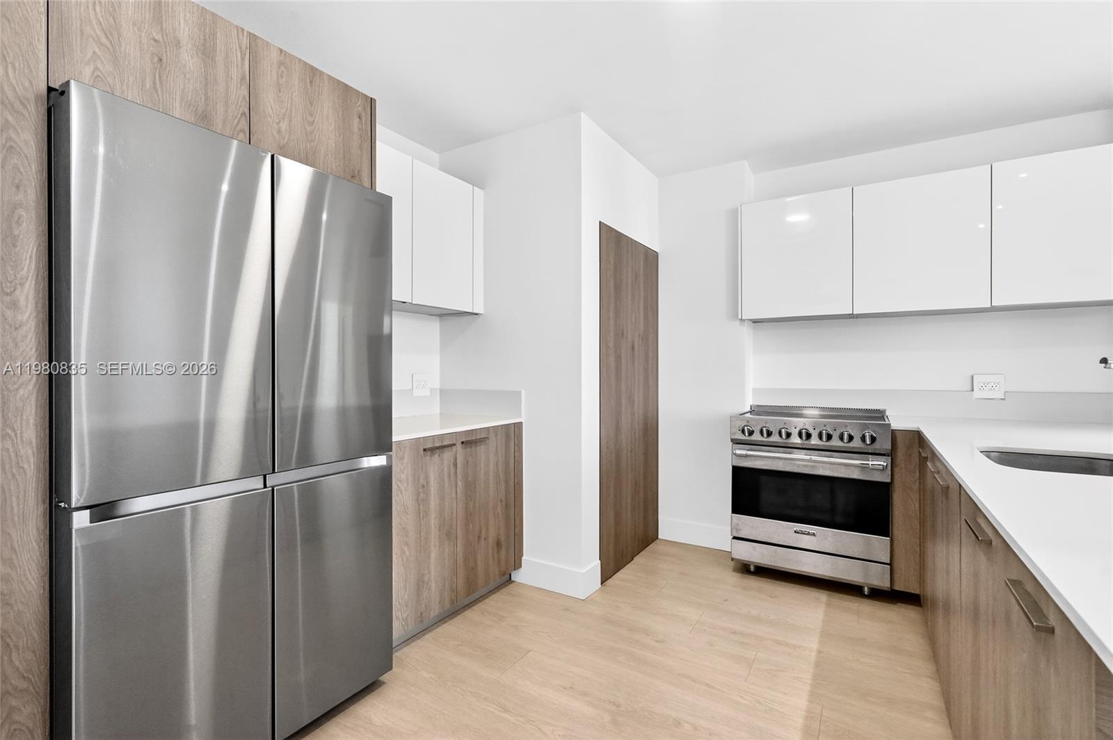 701 Brickell Key Blvd #LPH-06 / (2606) Miami, FL 33131