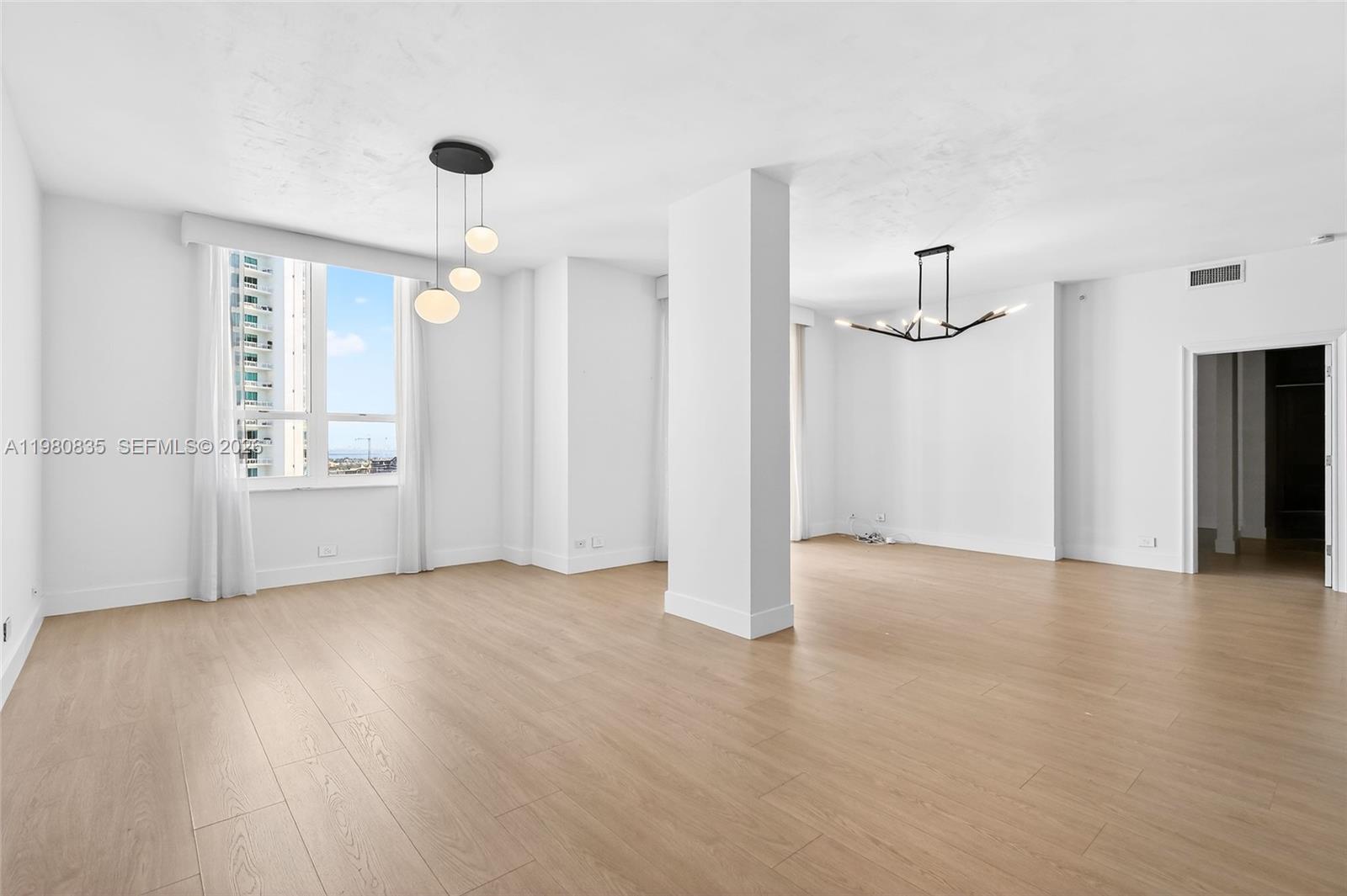 701 Brickell Key Blvd #LPH-06 / (2606) Miami, FL 33131