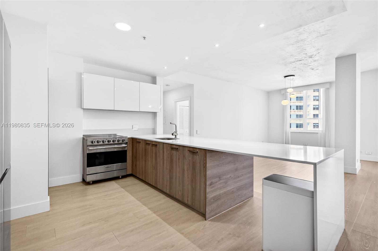 701 Brickell Key Blvd #LPH-06 / (2606) Miami, FL 33131