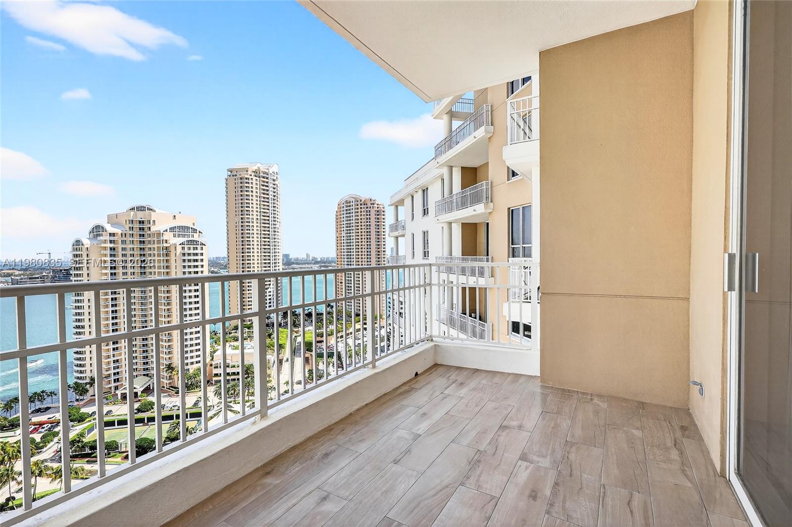 701 Brickell Key Blvd #LPH-06 / (2606) Miami, FL 33131