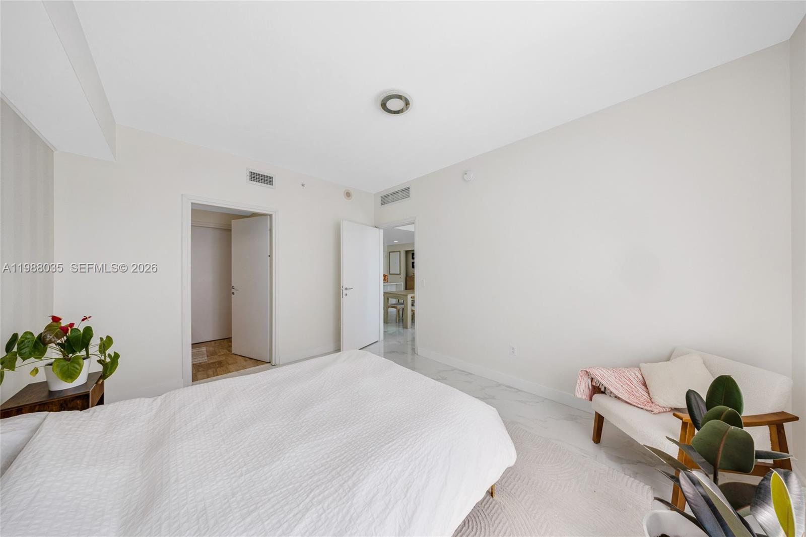 300 S Biscayne Blvd #T-2806 Miami, FL 33131