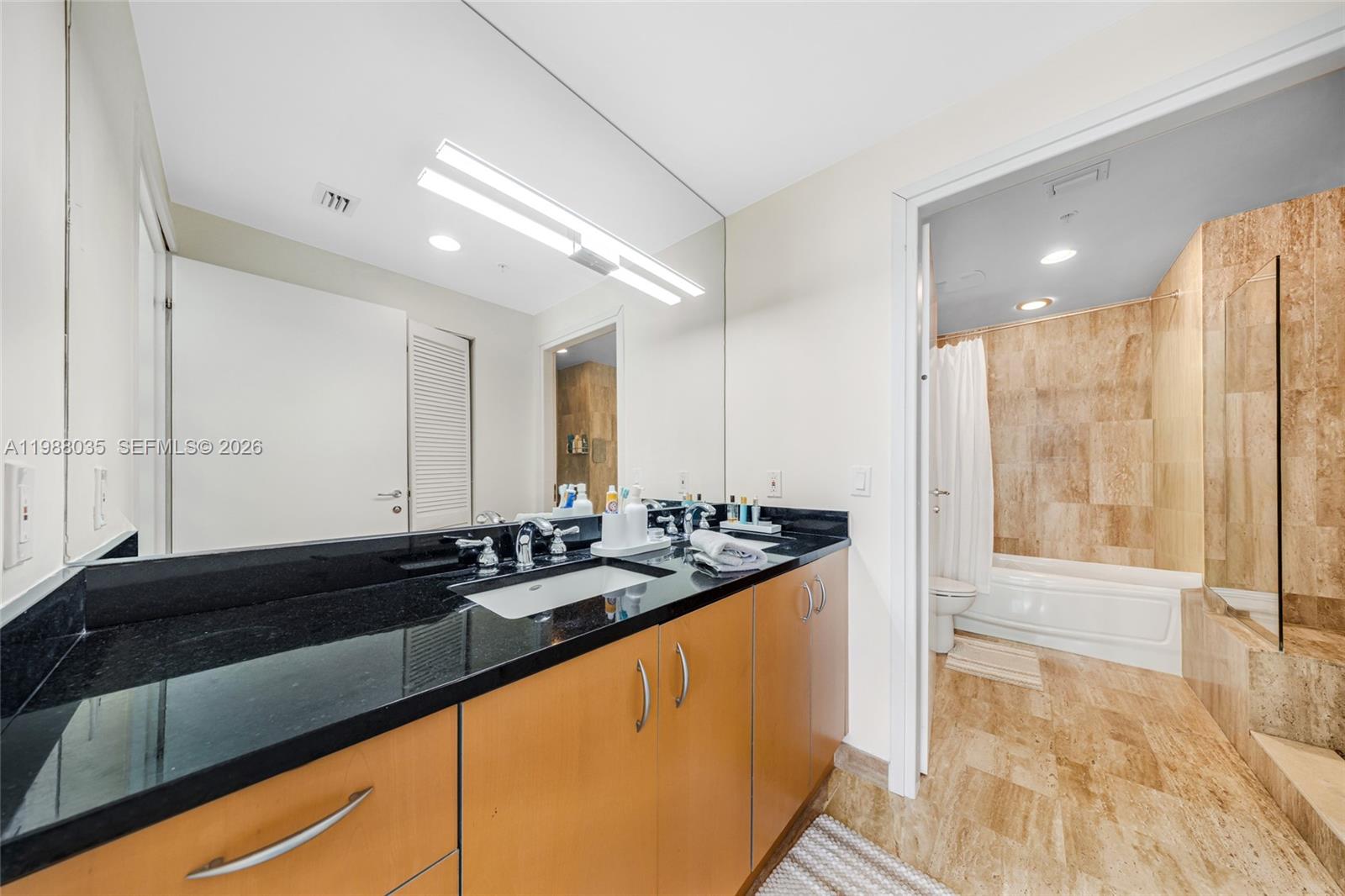 300 S Biscayne Blvd #T-2806 Miami, FL 33131