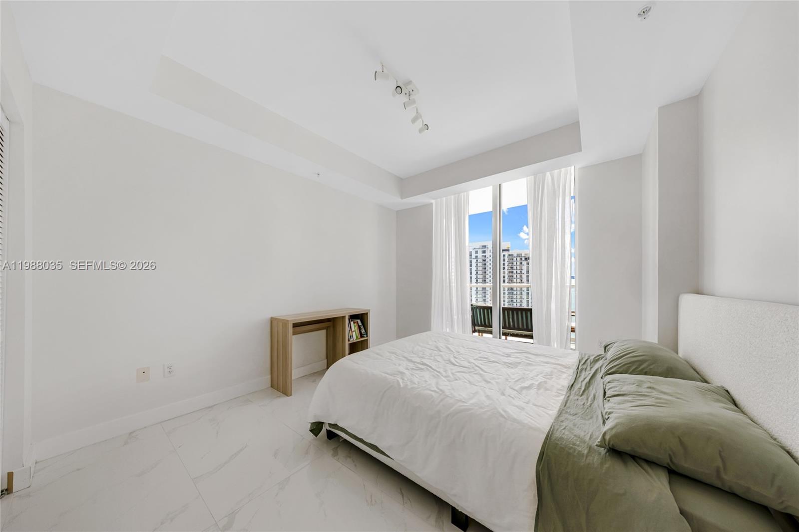 300 S Biscayne Blvd #T-2806 Miami, FL 33131