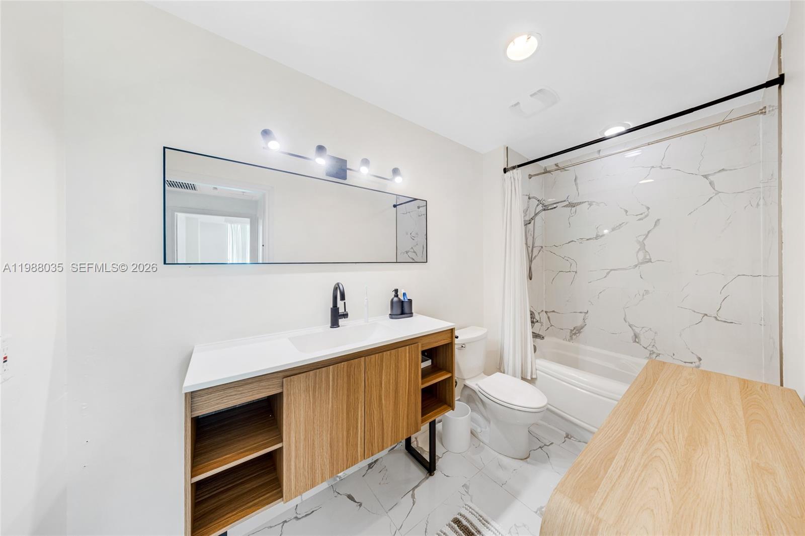 300 S Biscayne Blvd #T-2806 Miami, FL 33131