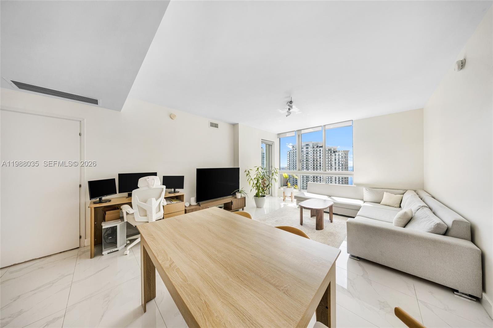 300 S Biscayne Blvd #T-2806 Miami, FL 33131