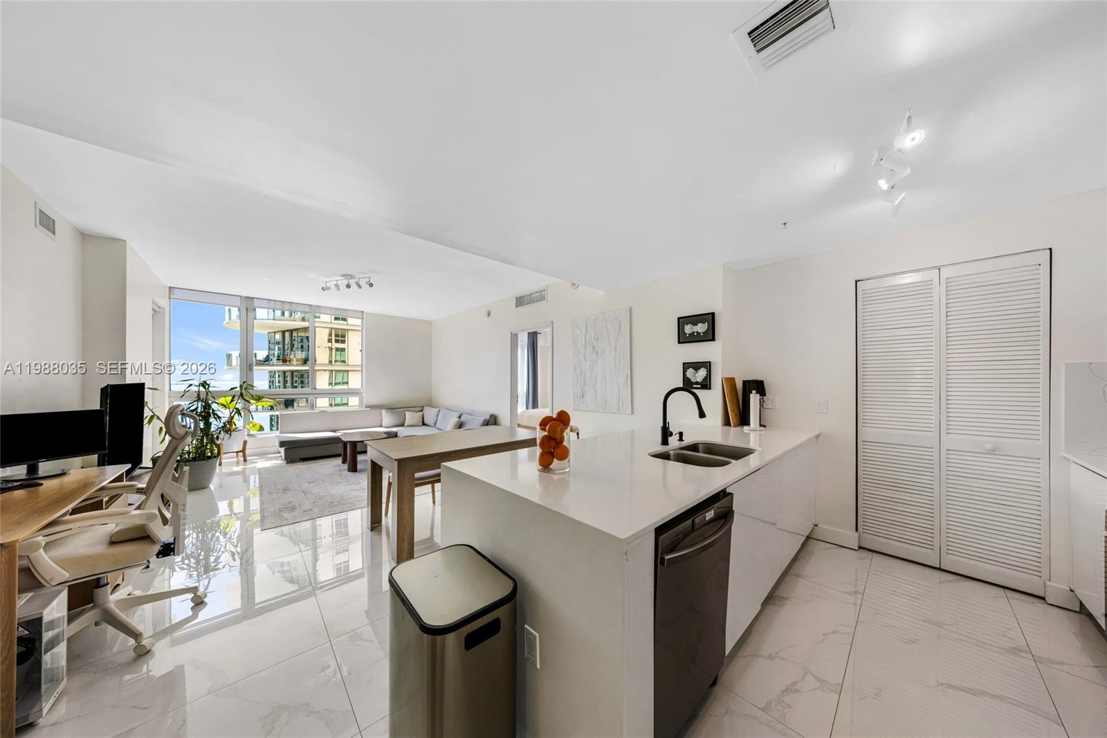 300 S Biscayne Blvd #T-2806 Miami, FL 33131