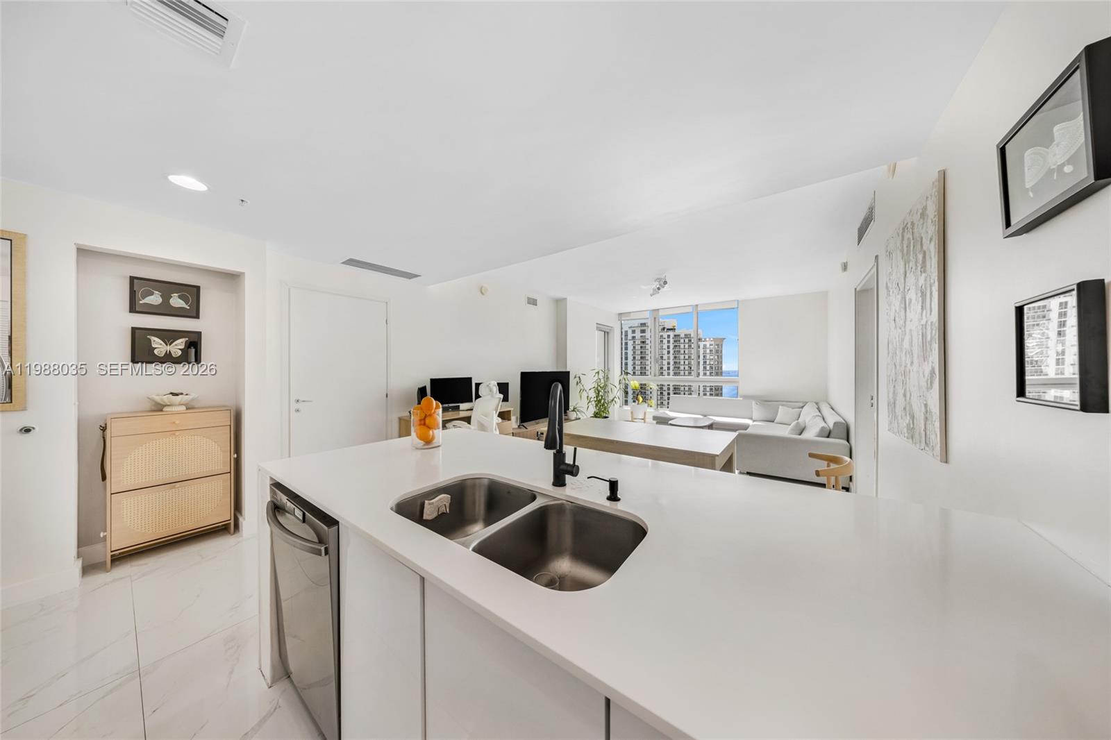 300 S Biscayne Blvd #T-2806 Miami, FL 33131