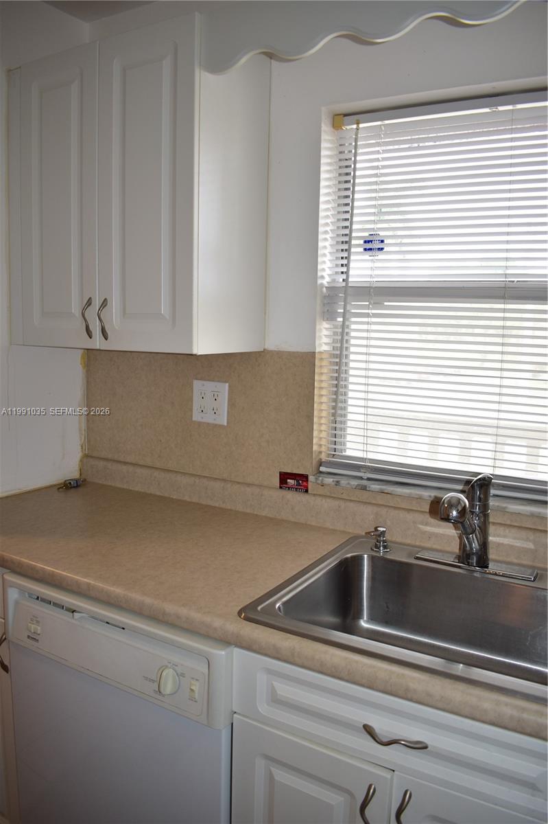 9800 Sunrise Lks Blvd #208 Sunrise, FL 33322