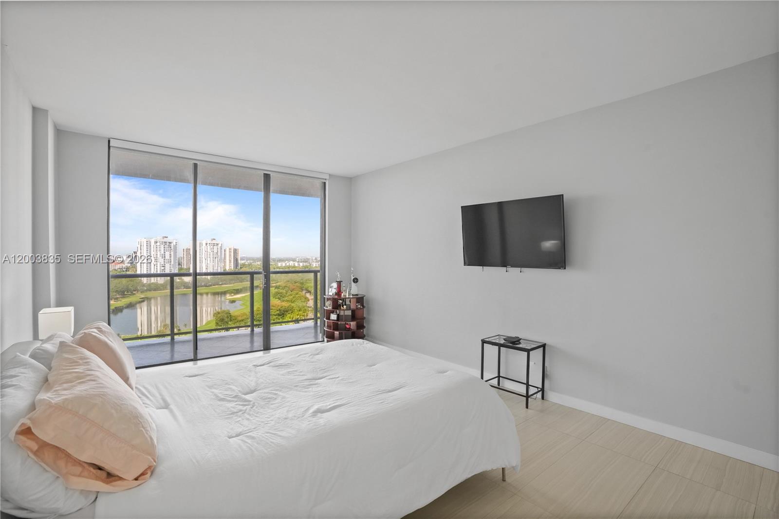 image Hamptons West25