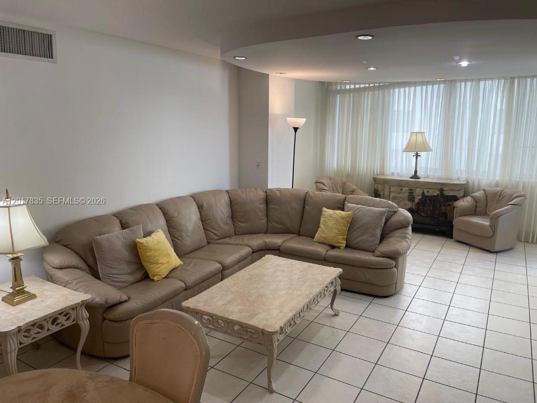 5005 Collins Ave #424