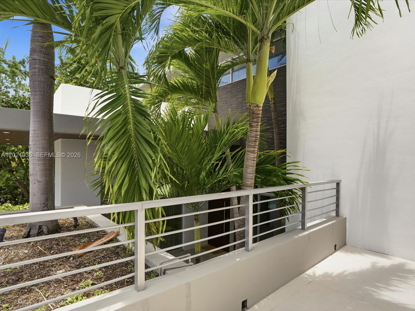 125 Hampton Ln Key Biscayne, FL 33149
