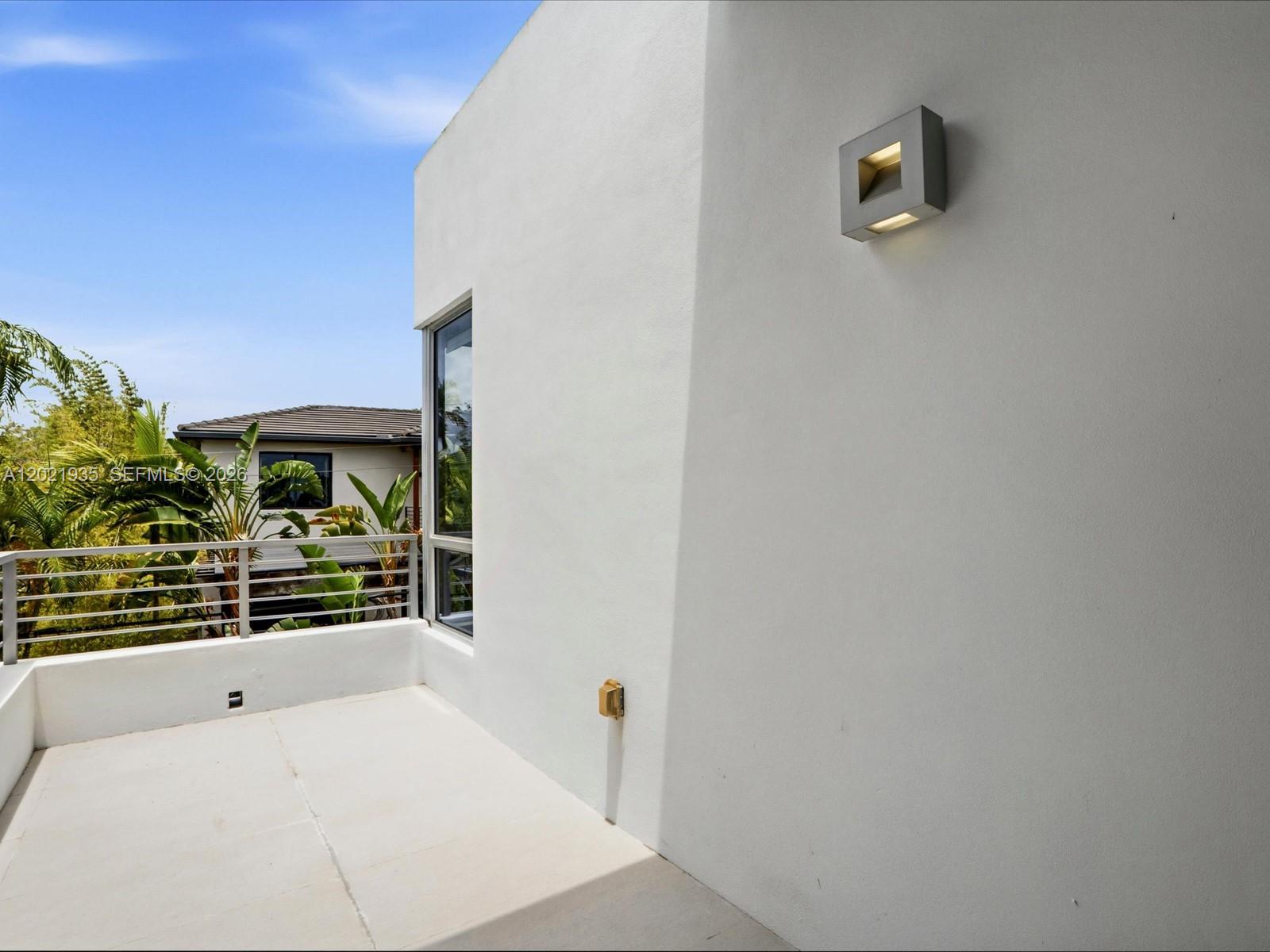 125 Hampton Ln Key Biscayne, FL 33149