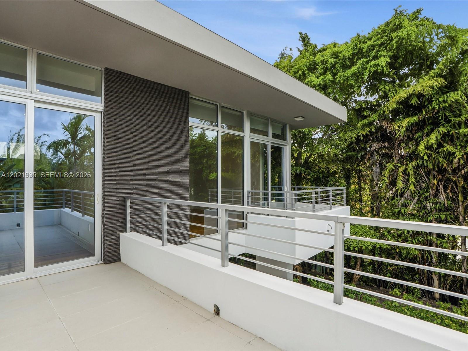 125 Hampton Ln Key Biscayne, FL 33149