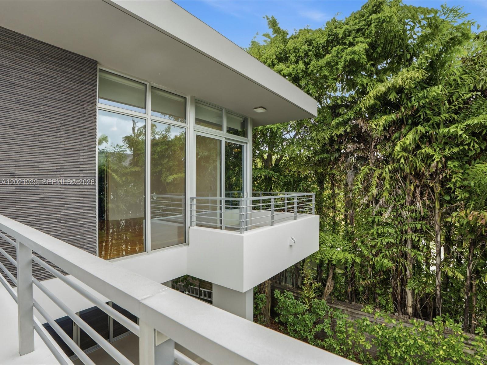 125 Hampton Ln Key Biscayne, FL 33149