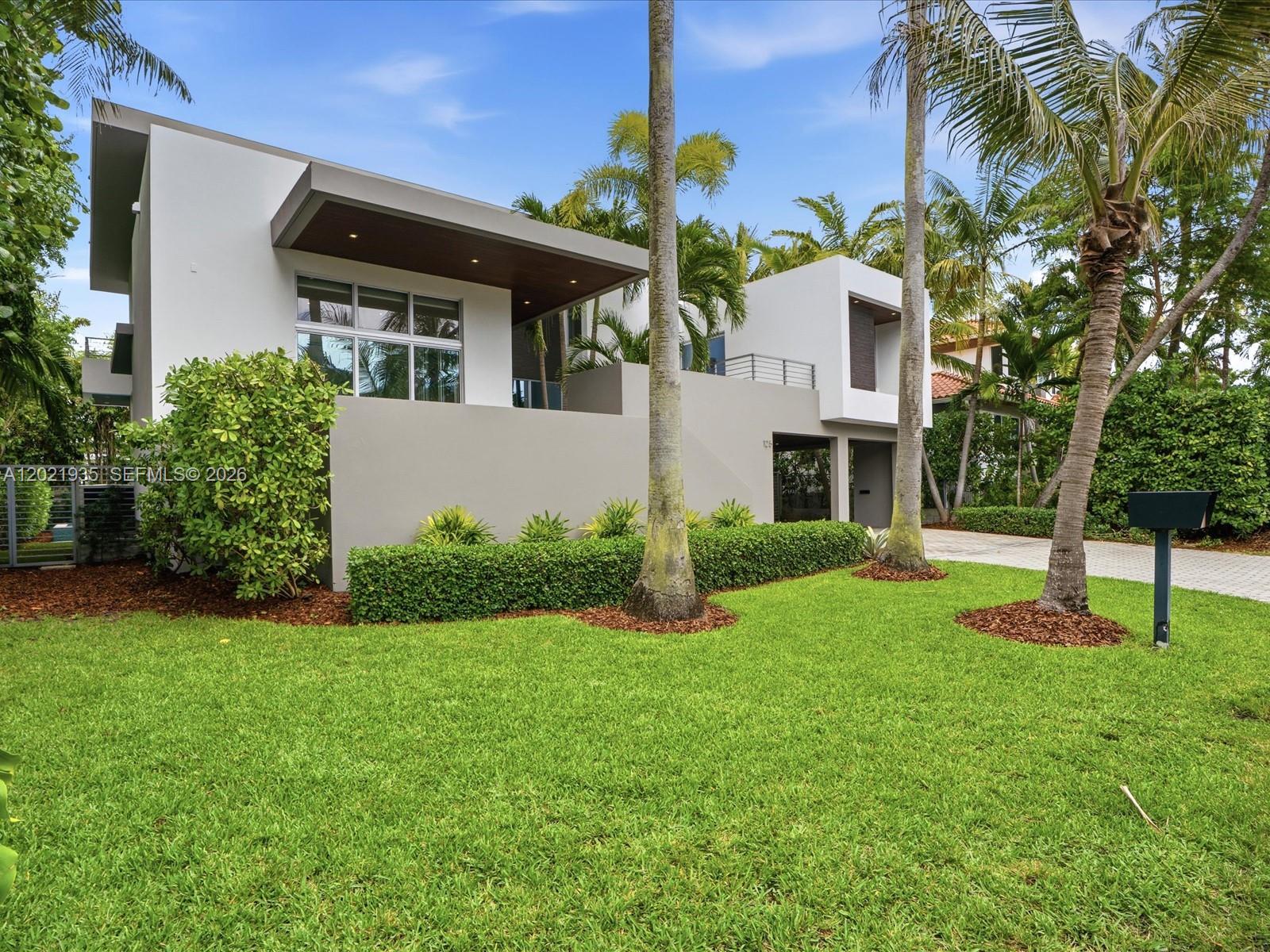 125 Hampton Ln Key Biscayne, FL 33149