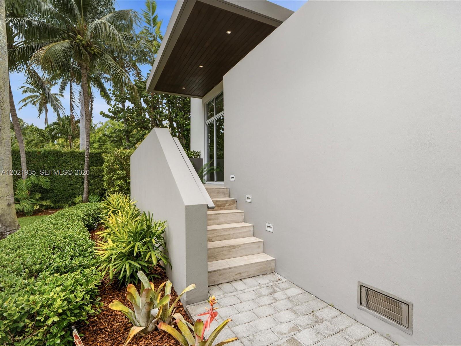 125 Hampton Ln Key Biscayne, FL 33149