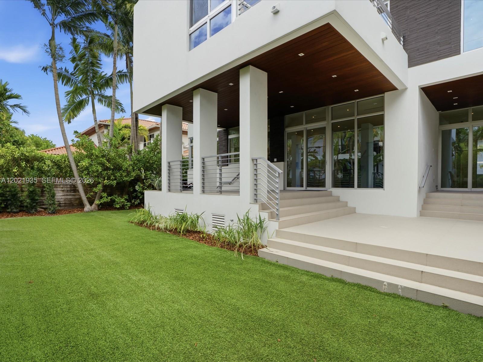 125 Hampton Ln Key Biscayne, FL 33149