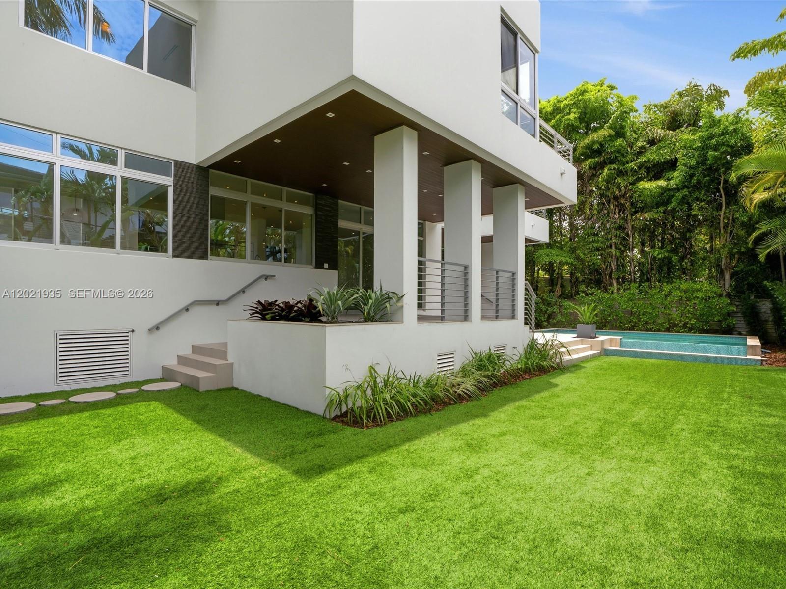 125 Hampton Ln Key Biscayne, FL 33149