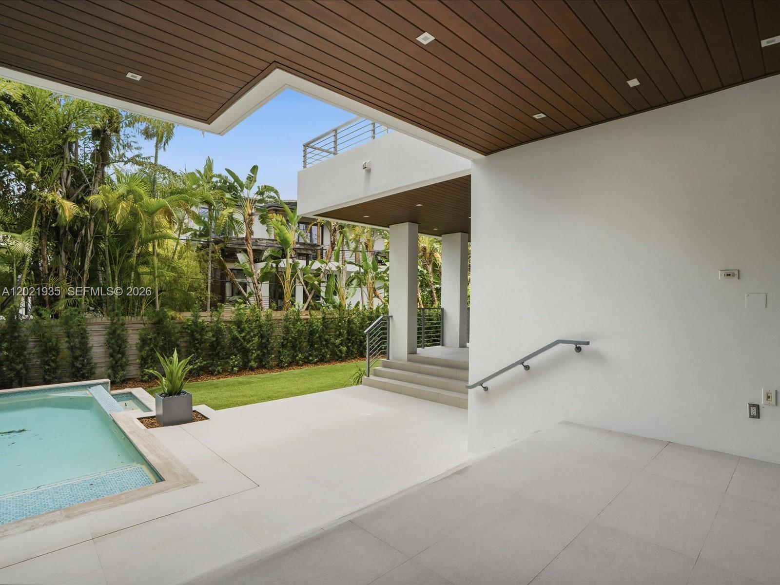 125 Hampton Ln Key Biscayne, FL 33149