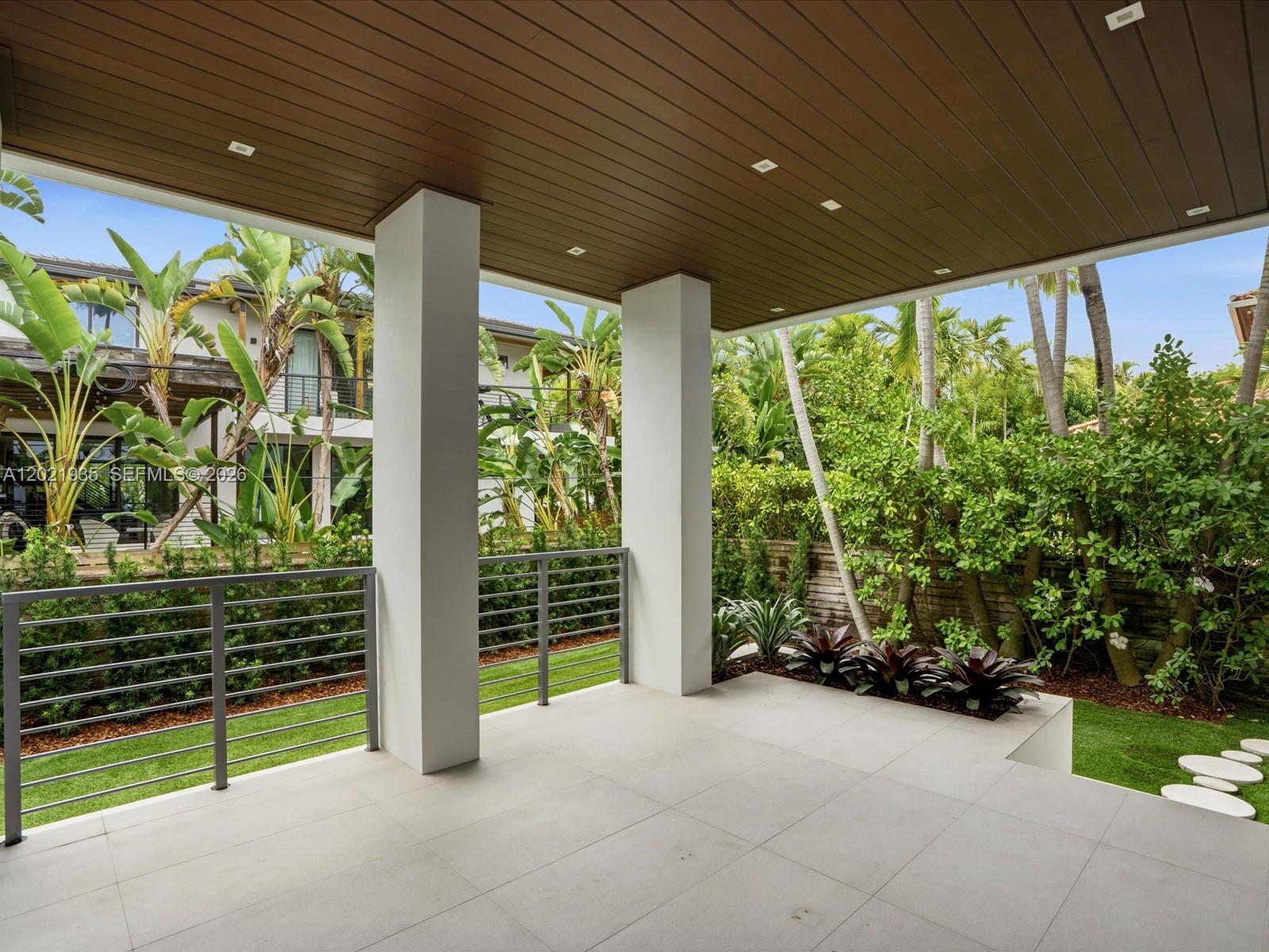 125 Hampton Ln Key Biscayne, FL 33149