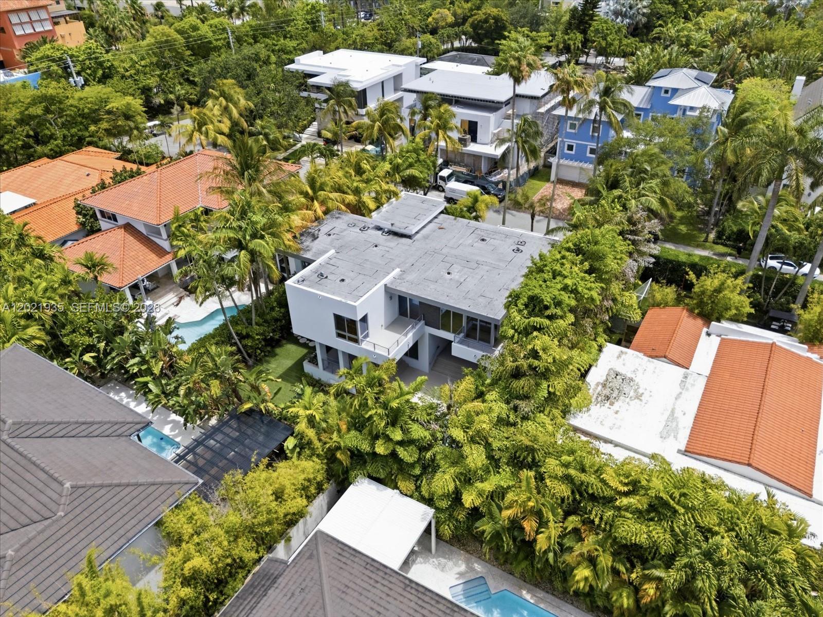 125 Hampton Ln Key Biscayne, FL 33149