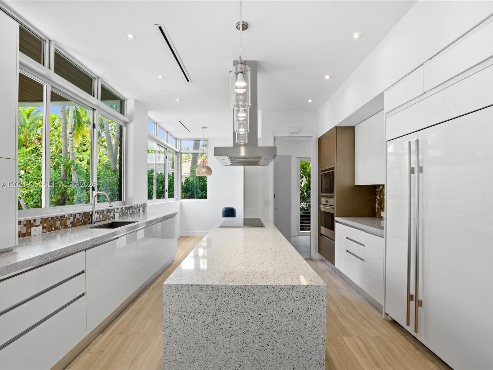 125 Hampton Ln Key Biscayne, FL 33149