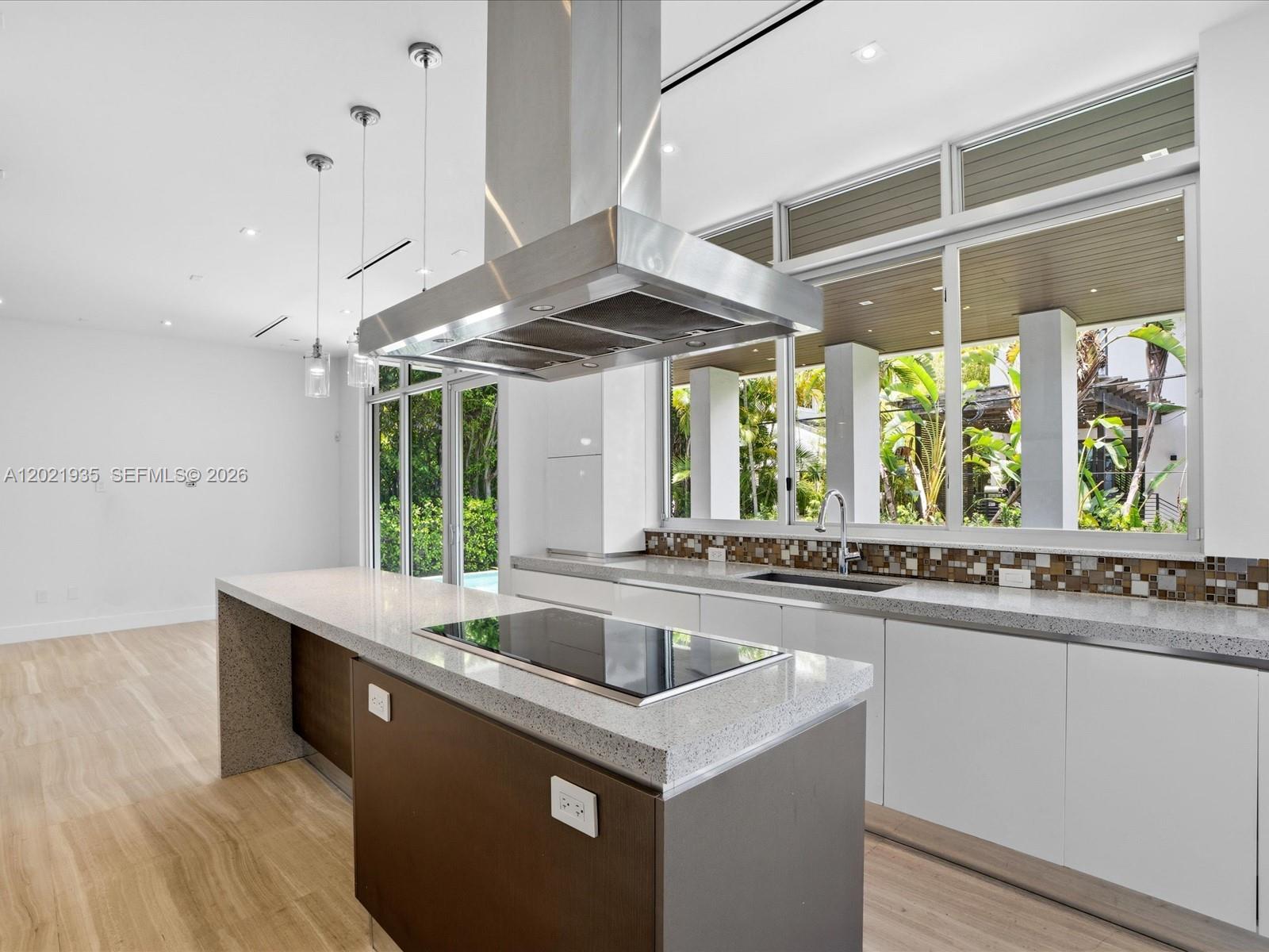 125 Hampton Ln Key Biscayne, FL 33149
