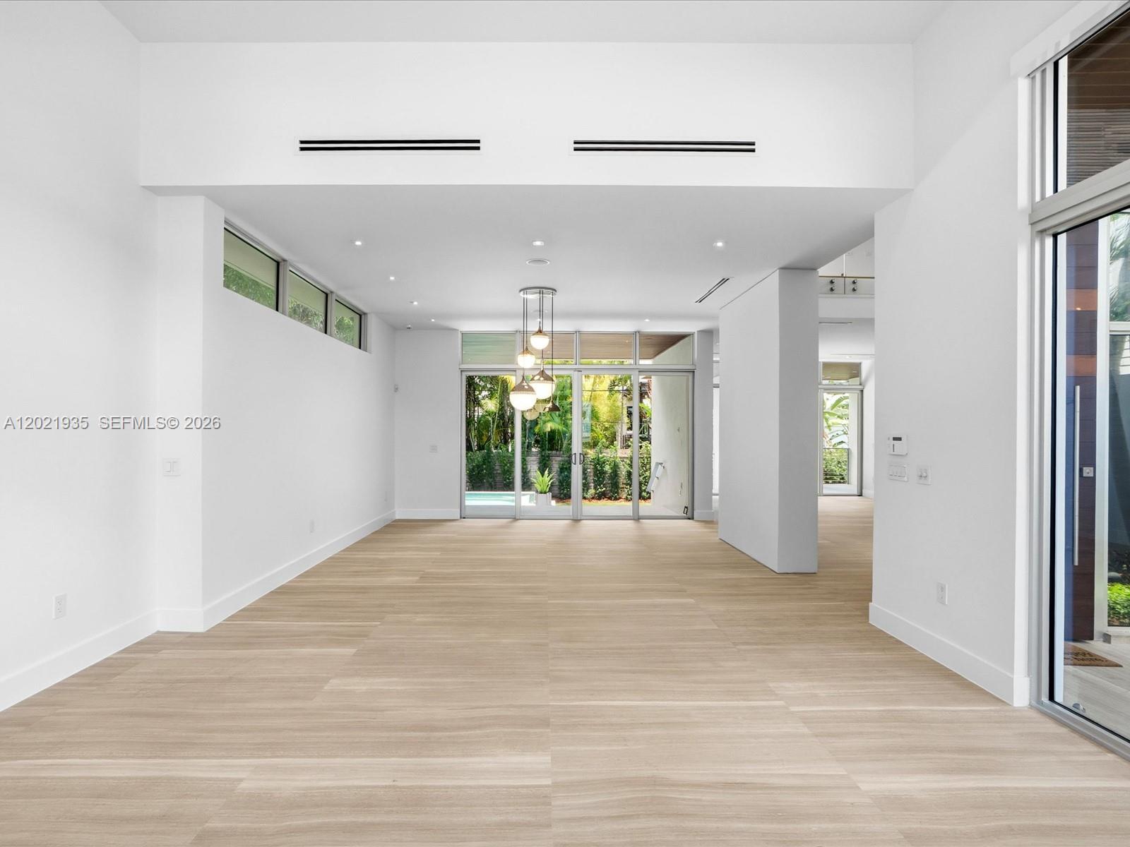 125 Hampton Ln Key Biscayne, FL 33149