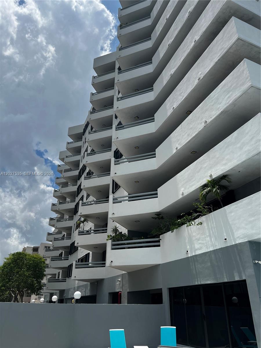 555 NE 30th #902