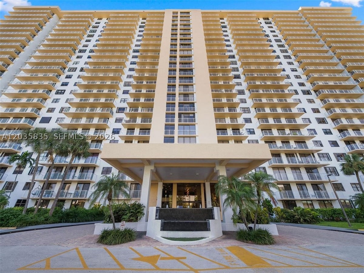 image Winston Towers 7002