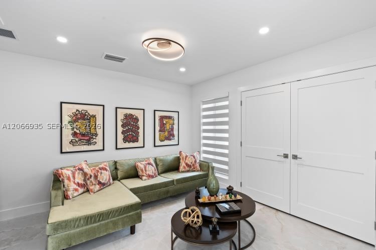 291 E Shore Dr E Miami, FL 33133