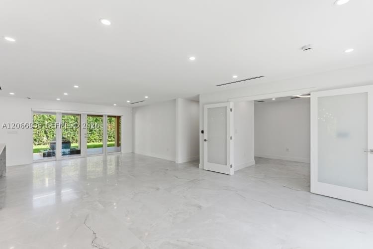 291 E Shore Dr E Miami, FL 33133