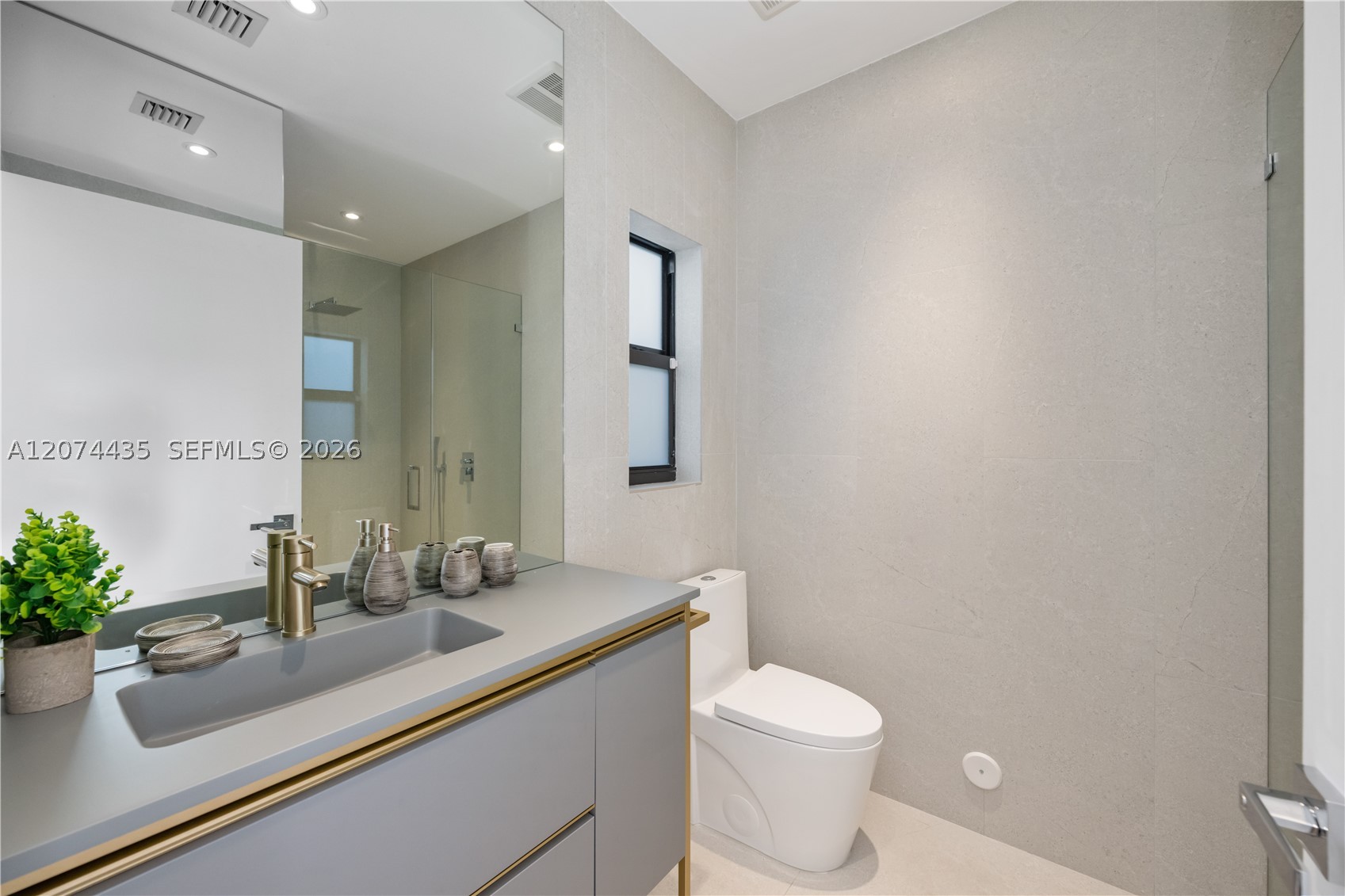 900 W 47th Ct Miami Beach, FL 33140