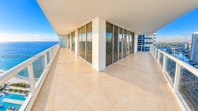 image Beach Club 24