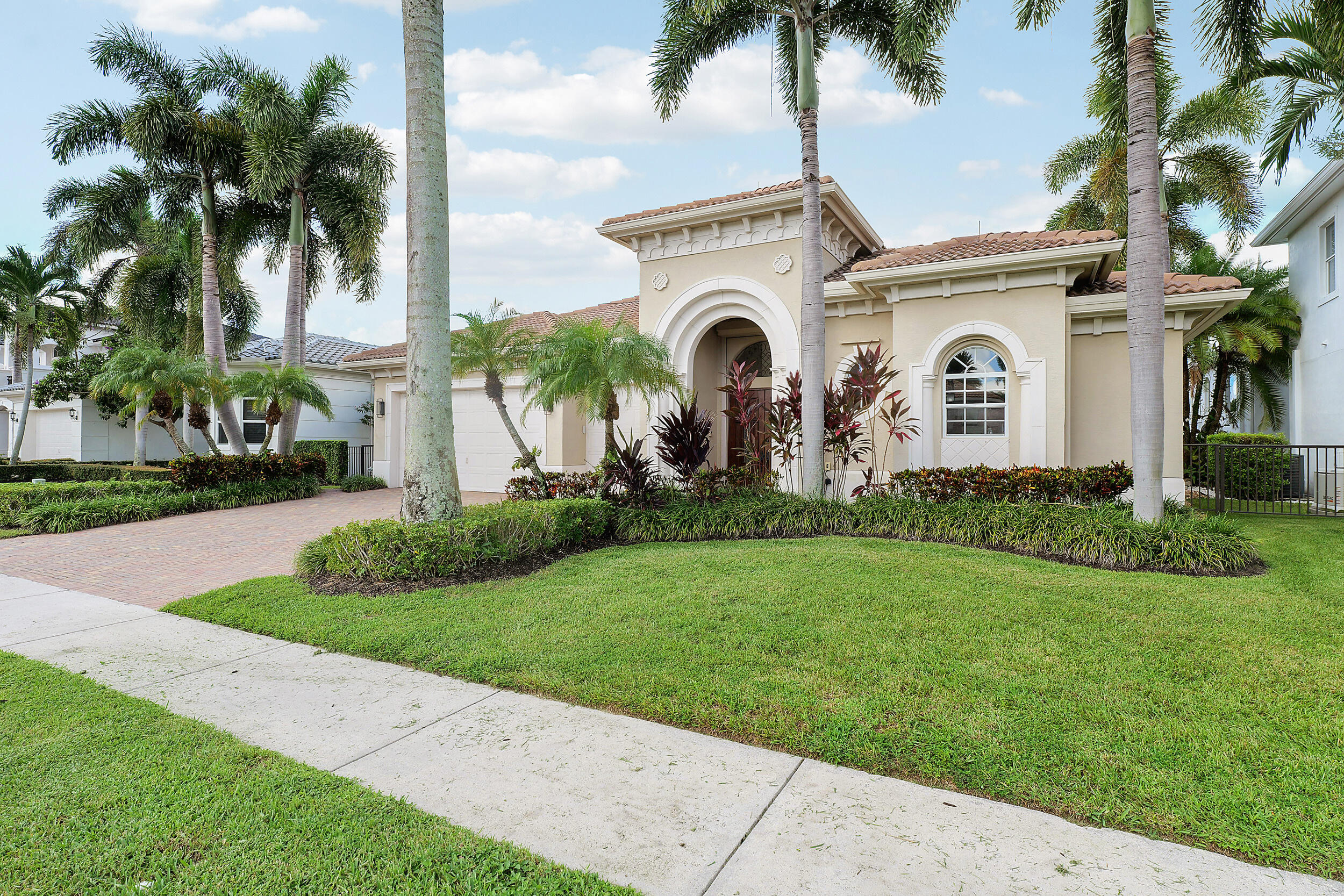 807 Floret Dr