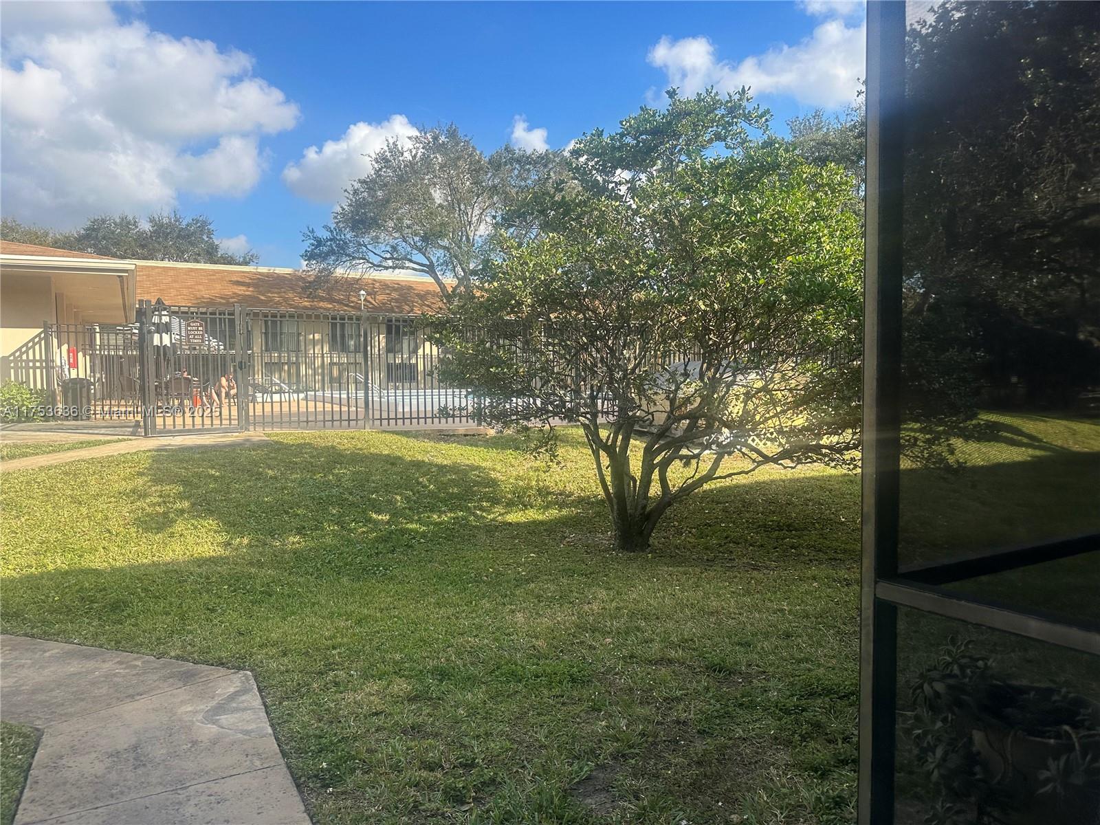 image Hampton Court Condo0