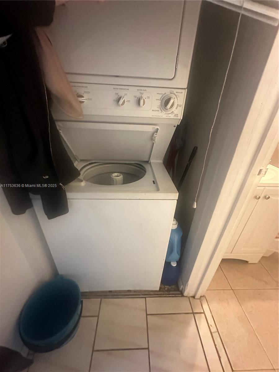 image Hampton Court Condo11