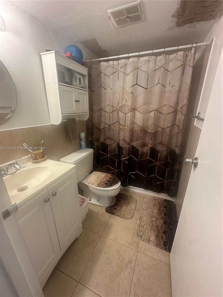 image Hampton Court Condo15