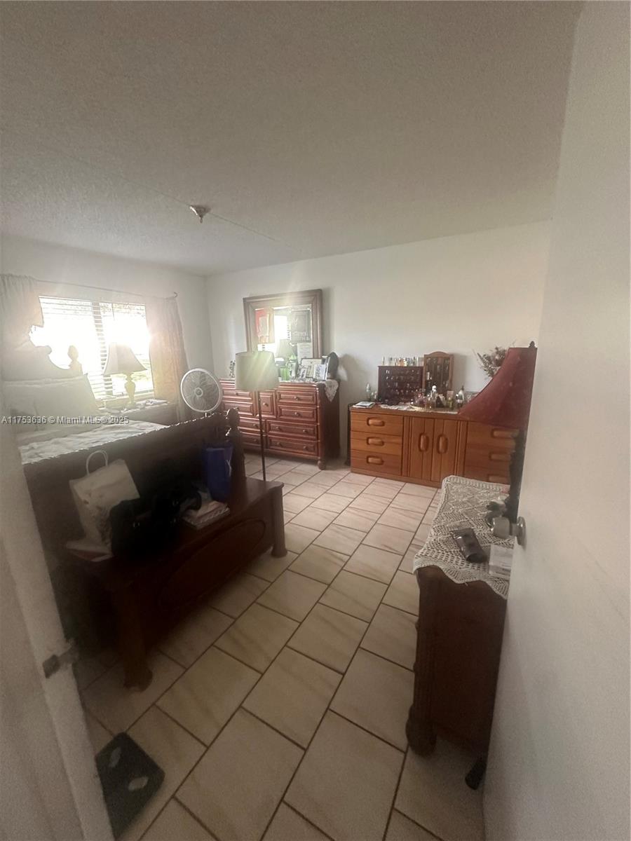 image Hampton Court Condo16